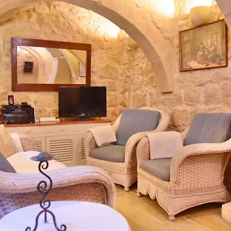 Charming House In Ix - With Terrace And Barbecue Nyaraló
