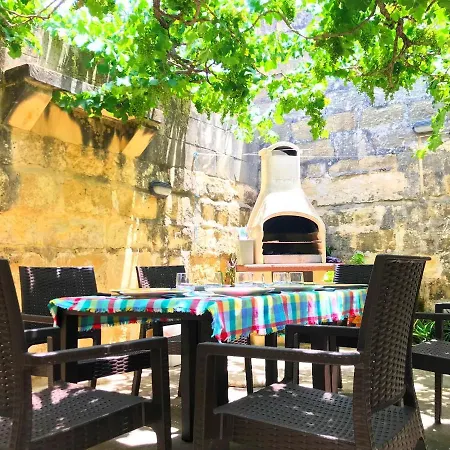 בית נופש Charming House In Ix - With Terrace And Barbecue